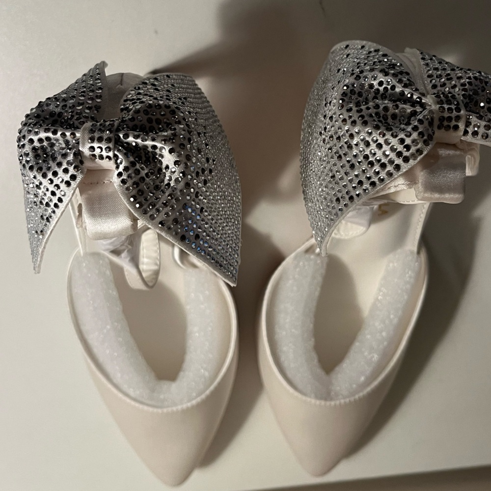 Nib Newbella White Satin Pointed Toe Stiletto Heels W/ Bow Size 9 — image 6 of 8